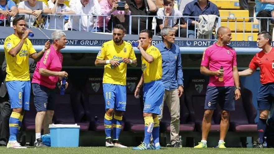 Setién -d-, junto al preparador físico Rafa Cristóbal, Roque Mesa, Momo y Willian José en la banda.