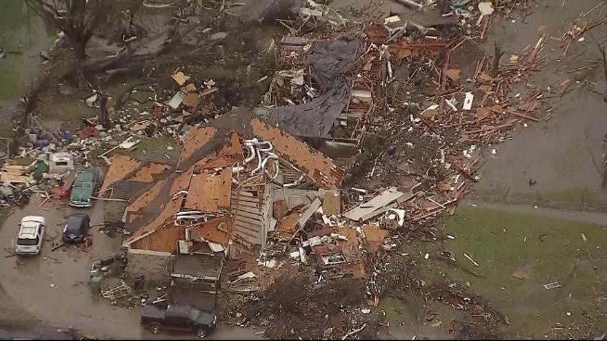 Inmuebles arrasados tras el paso del tornado en la población de Garland.
