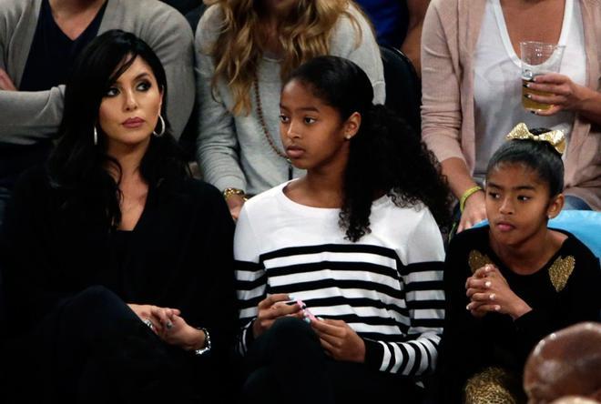 Vanessa Bryant esposa de Kobe Bryant, y sus hijas Natalia Diamante (C) y Gianna Maria-Onore (D) asisten como espectadoras al partido entre Los Angeles Lakers y los New York Knicks en el Madison Square Garden en New York, el 8 de noviembre de 2015.