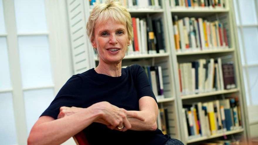 La escritora Siri Hustvedt, ayer, en la sede del Cervantes en Londres. // Efe