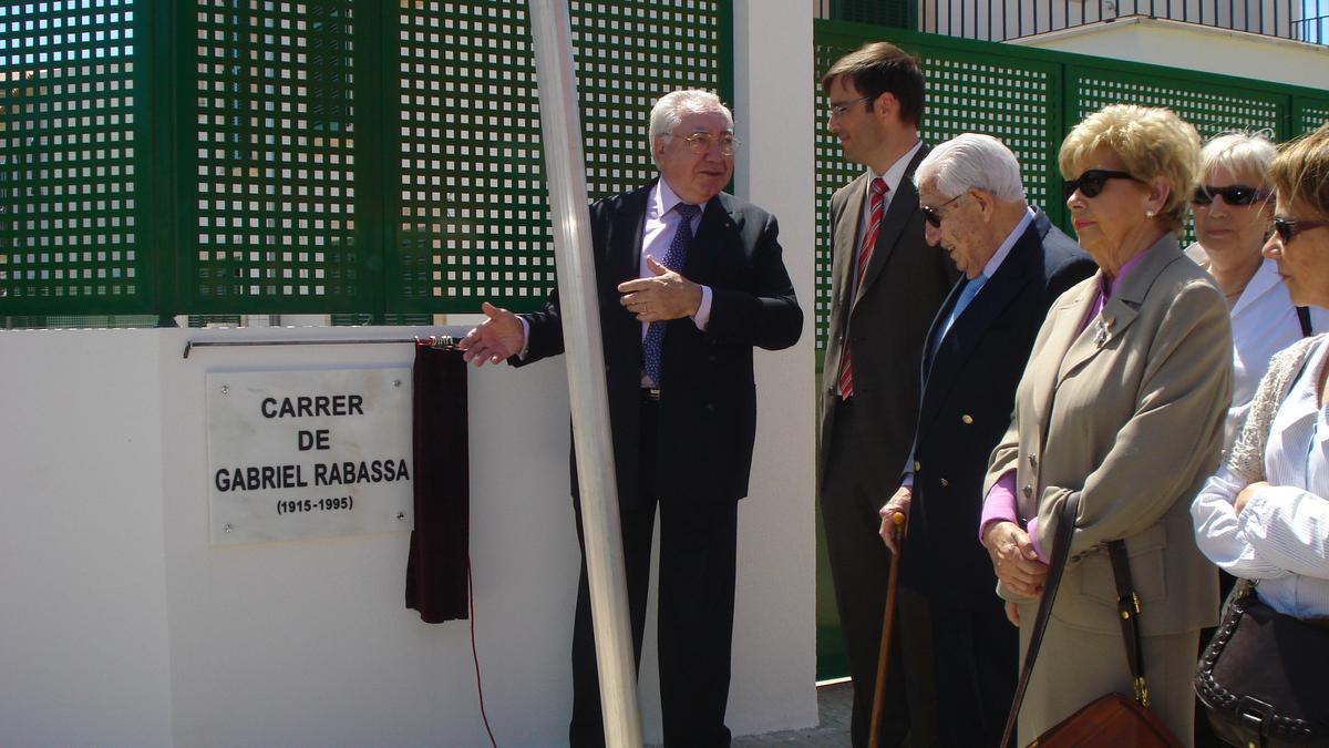 José Hila, entonces concejal del equipo de Gobierno de Aina Calvo, inauguró en abril de 2009 la calle que Cort dedicó a Gabriel Rabassa Oliver
