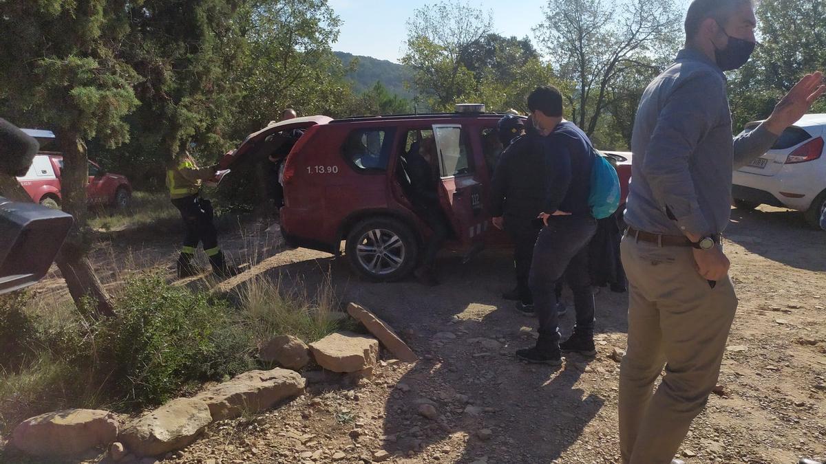 El pare del menor i una responsable de la casa de colònies es dirigeixen al punt on han trobat el nen