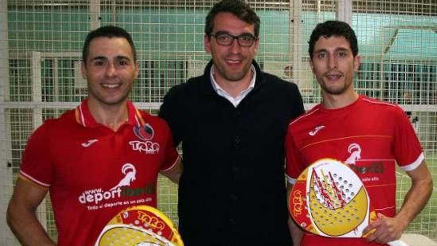 Félez y López flanquean al edil de Deportes José Antonio Varela.