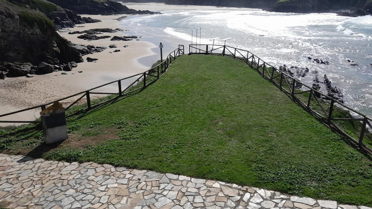 La zona verde, junto a la playa de A Ribeiría, que acogerá el rincón de la poesía.