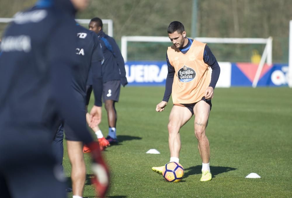 Penúltima sesión de entrenamiento en Abegondo antes de recibir al Alavés en Riazor con acciones a balón parado, calentamiento, rondos...