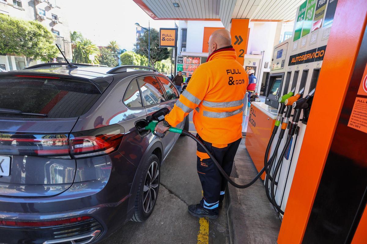 Un empleado de una gasolinera de València, atiende a un cliente.