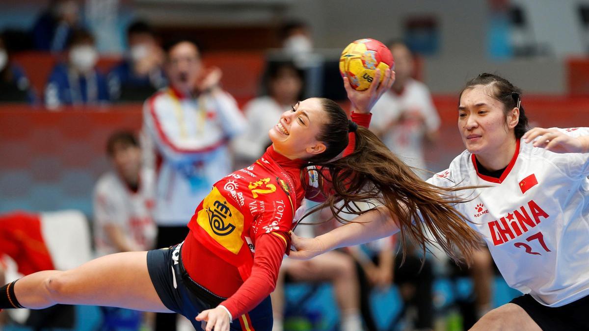 La jugadora de la selección española Paula Arcos (i) se dispone a lanzar ante Lei Gong.