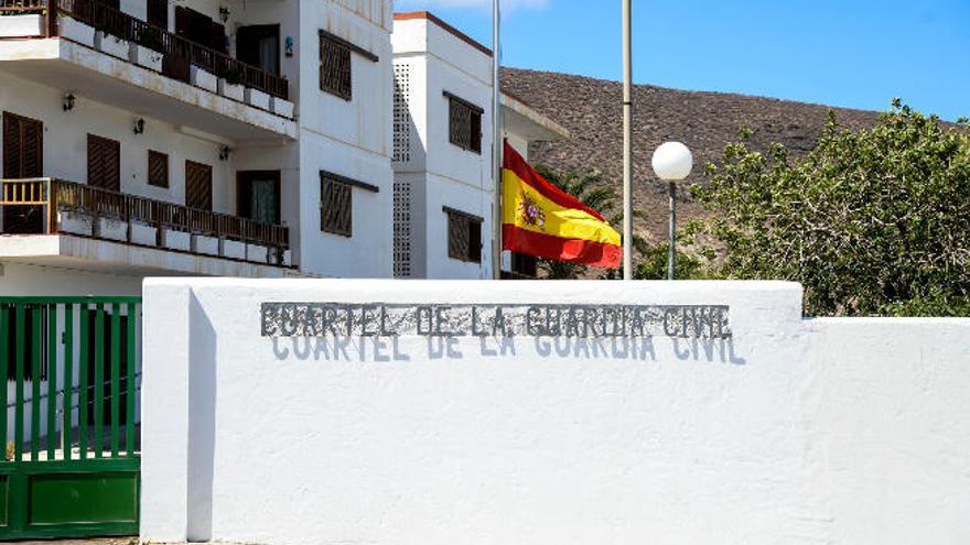 Bandera a media asta, ayer, en el cuartel de la Guardia Civil de Agaete, donde estaba destacado García Moreno.