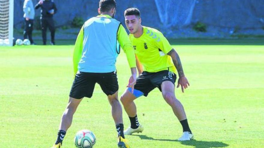 Benito encara a Álvaro Lemos en un partidillo durante el entrenamiento del pasado 22 de enero.