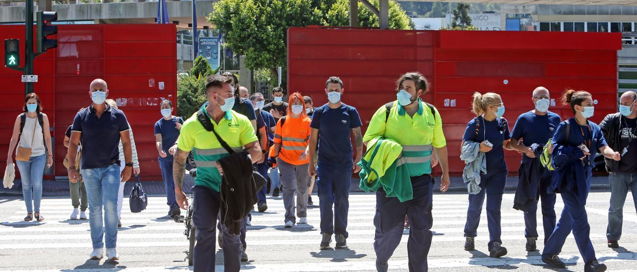 Trabajadores de Stellantis, en el cambio de turno en Vigo.