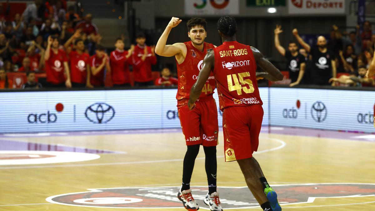 Javi García celebra una canasta con Sant-Roos.