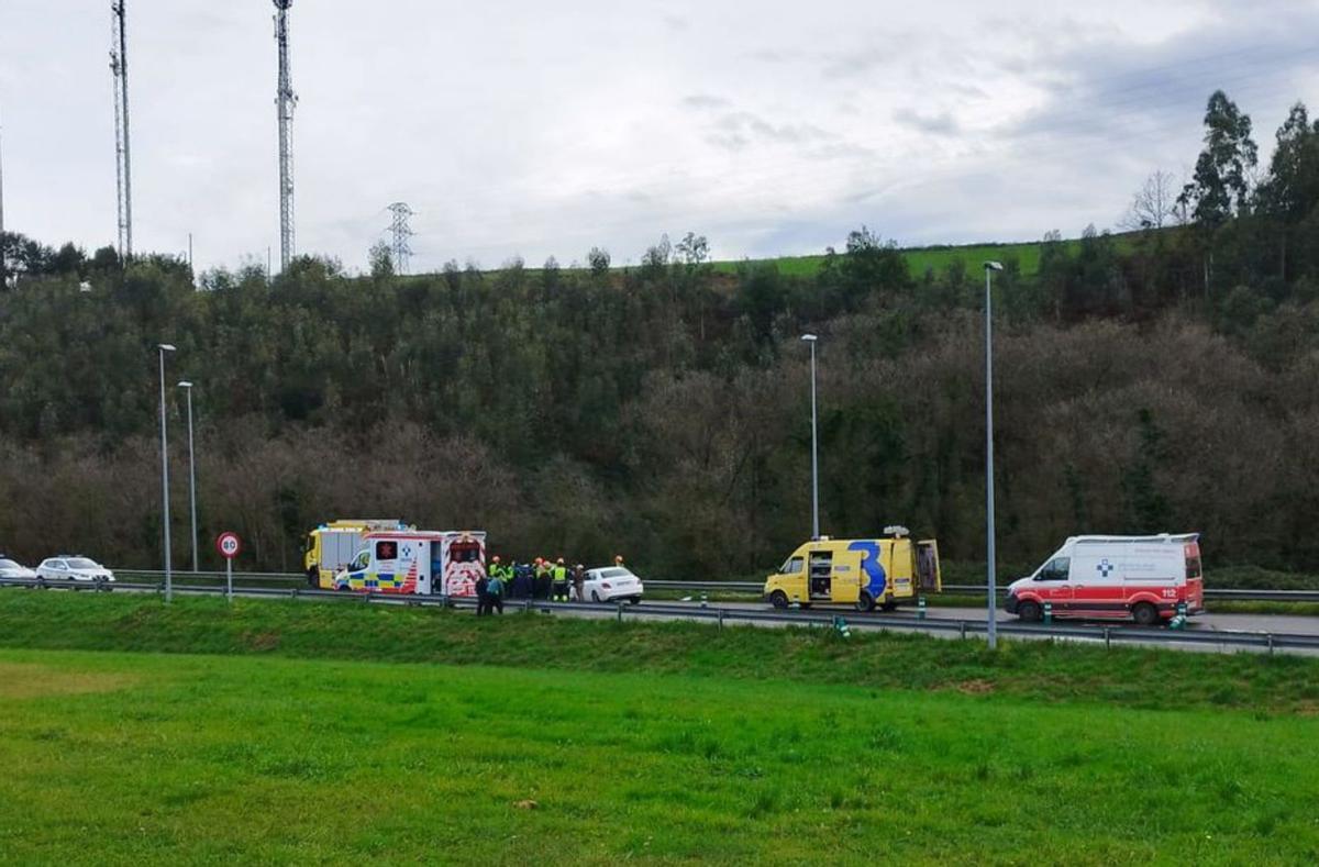 Los bomberos, en el lugar de la colisión entre vehículos. | SEPA