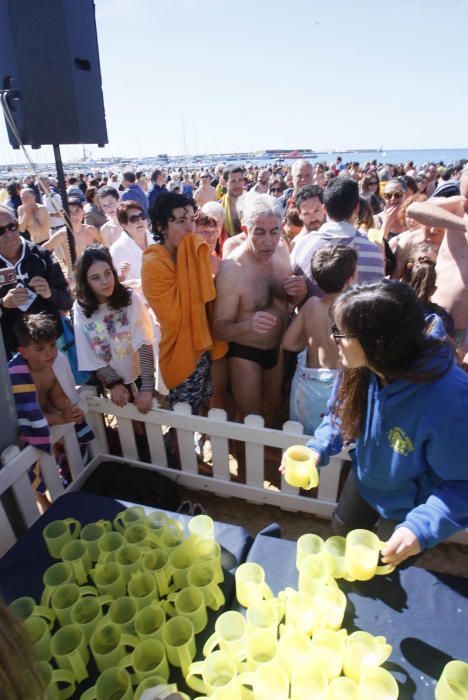 El primer bany de l''any congrega centenars de persones a Palamós