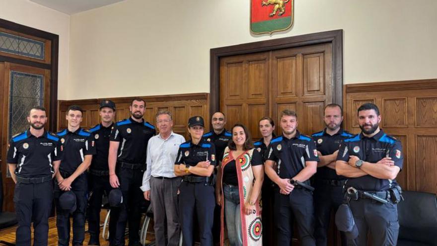 Nueve de los policías interinos, junto a los concejales Tomás Antuña y Priscila Alonso, y al subinspector Cristian Peón.