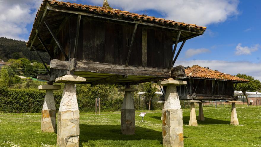 Los hórreos de La Corredoria, historia del barrio a punto de venirse abajo