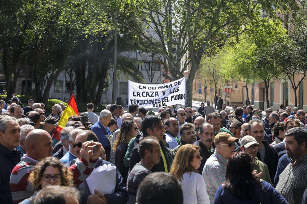 Doscientas personas se concentran para pedir "respeto" a la caza