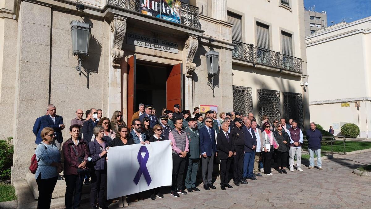 Minuto de silencio convocado este miércoles en la sede de la Delegación del Gobierno en Extremadura, en Badajoz.