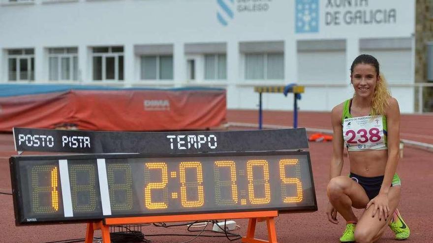 Raquel Meaños posa con el cronómetro parado en 2:07.05, el récord que logró ayer. // Gustavo Santos