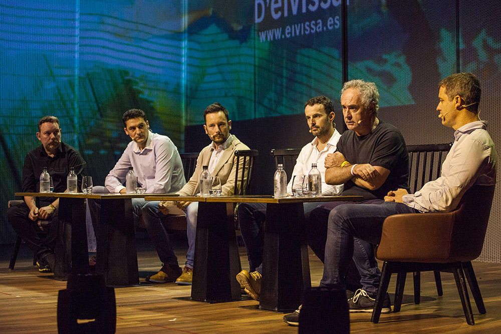 El cocinero analiza en un coloquio el futuro de la hostelería y el turismo en la isla.