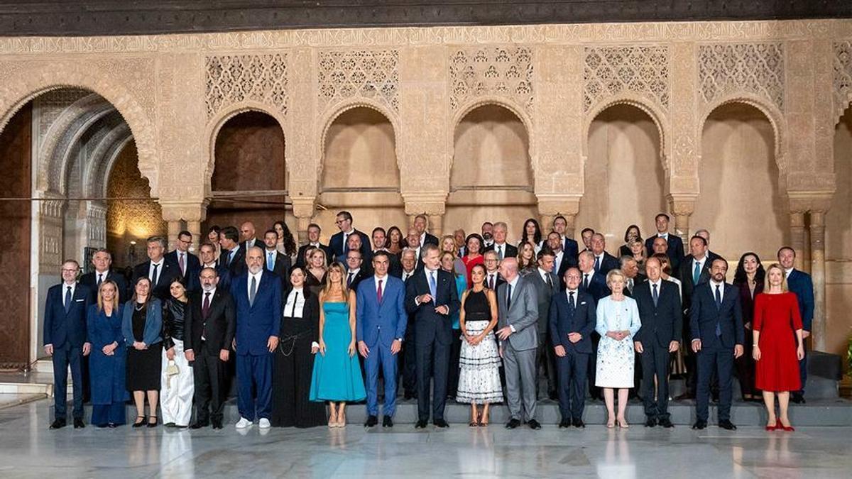Foto de familia de los líderes europeos en la cumbre de Granada, antes de la cena en la Alhambra.