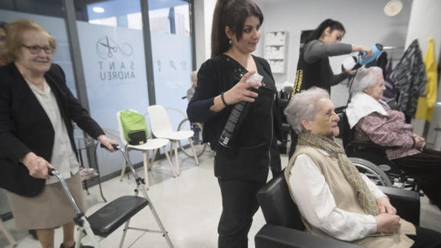 Una perruquera al centre Sant Andreu