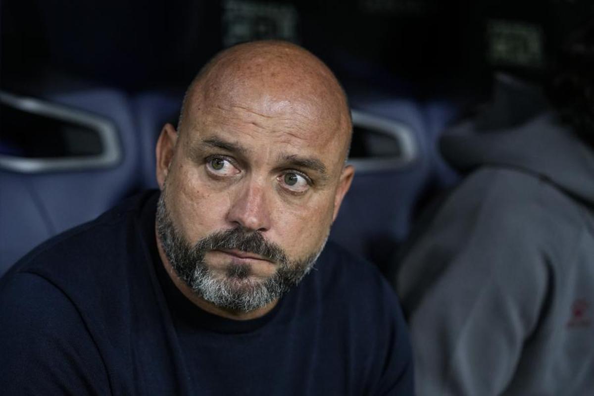 Manolo González, entrenador del RCD Espanyol, en el banquillo de La Rosaleda