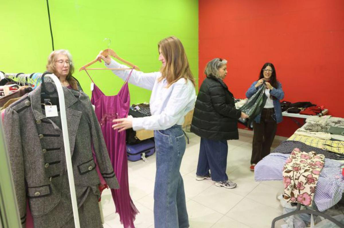 Gente ve la ropa de segunda mano. | Iago López