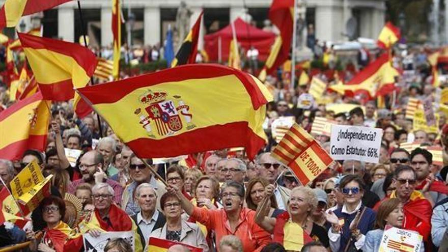 Miles de personas se manifiestan en Barcelona por la unidad de España