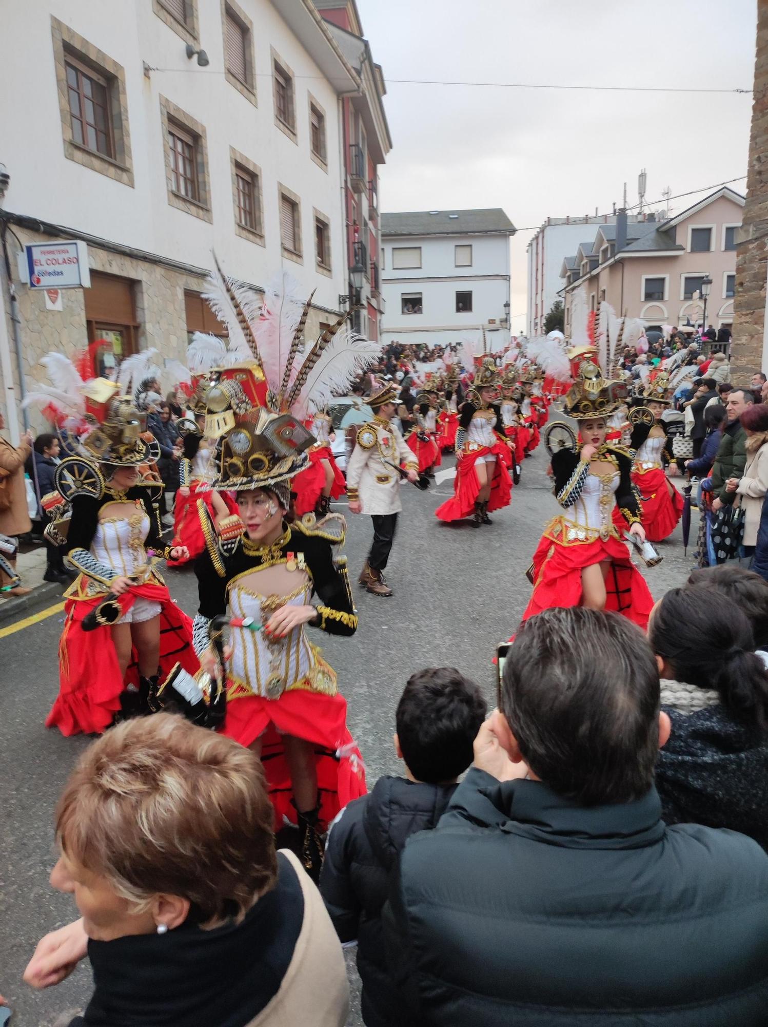 En imágenes: Las calles de Tapia se llenan para ver su vistoso desfile de Carnaval