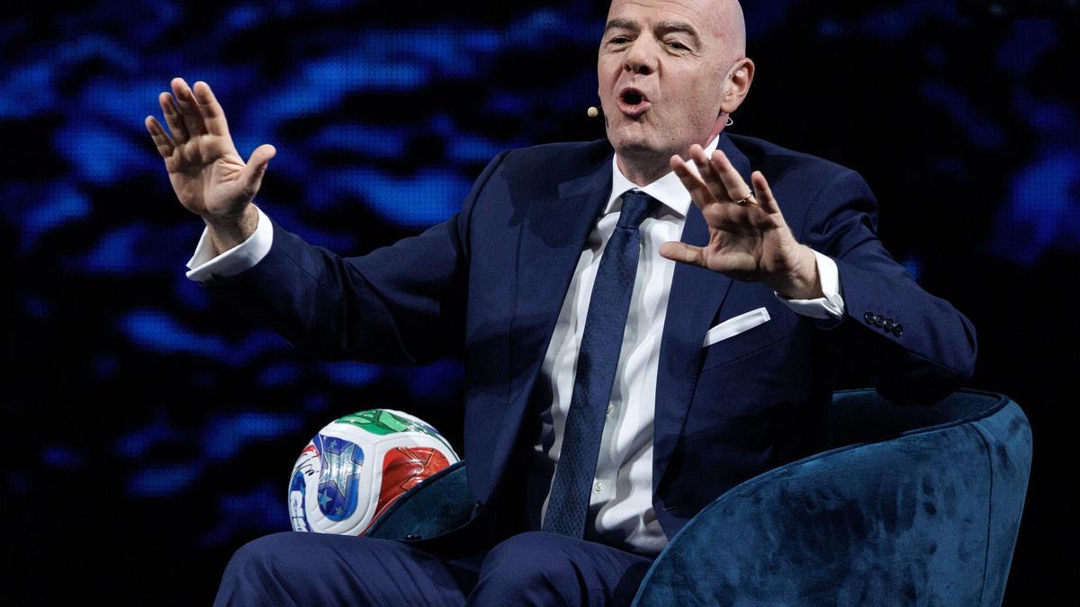 Gianni Infantino habla durante el America Business Forum en Miami