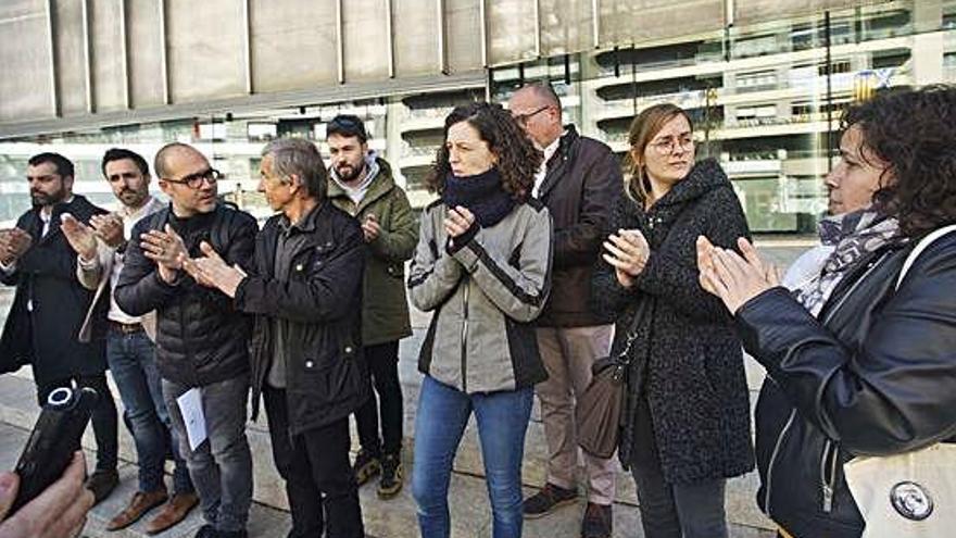 Representants polítics de diversos municipis davant la seu de la Generalitat, ahir.