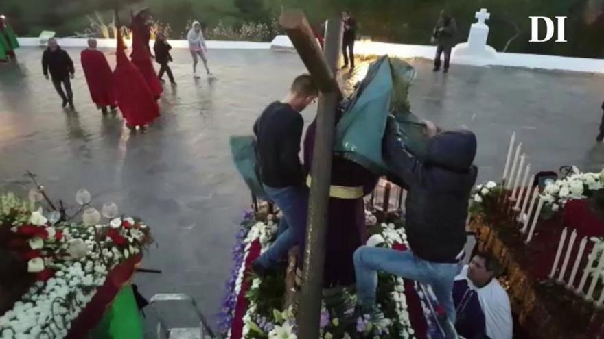 La lluvia amenaza la procesion del Viernes Santo en Santa Eulària