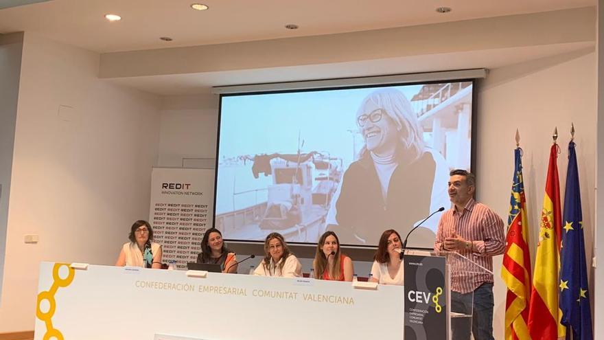 La mesa redonda estuvo moderada por Sonia Tirado.