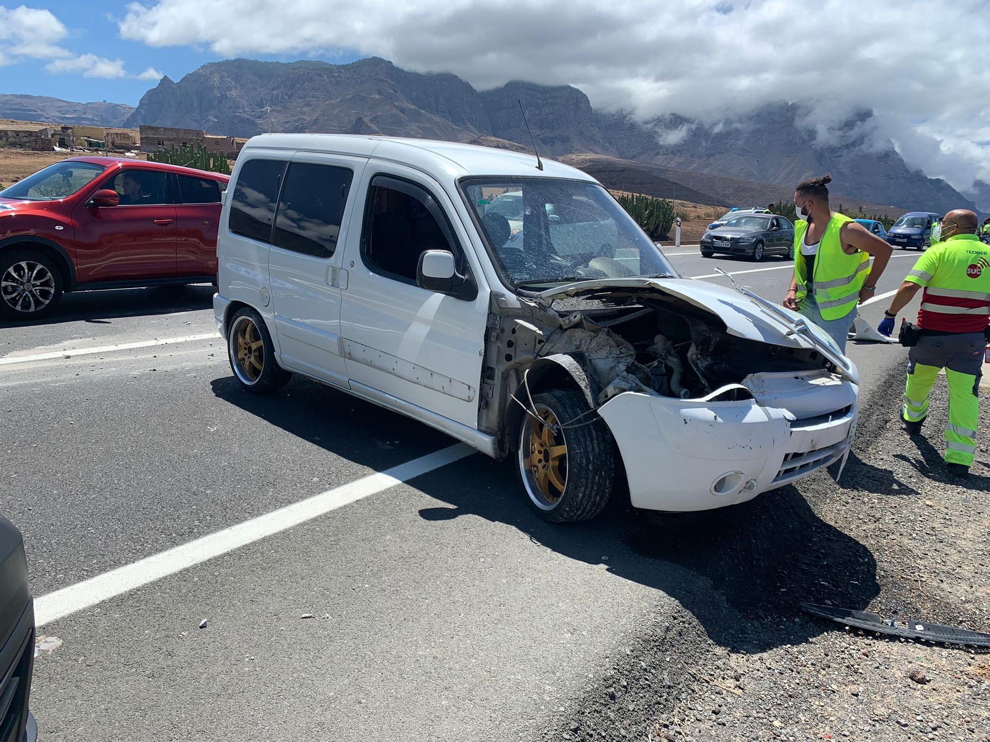 Accidente entre un camión y un turismo en la GC-2