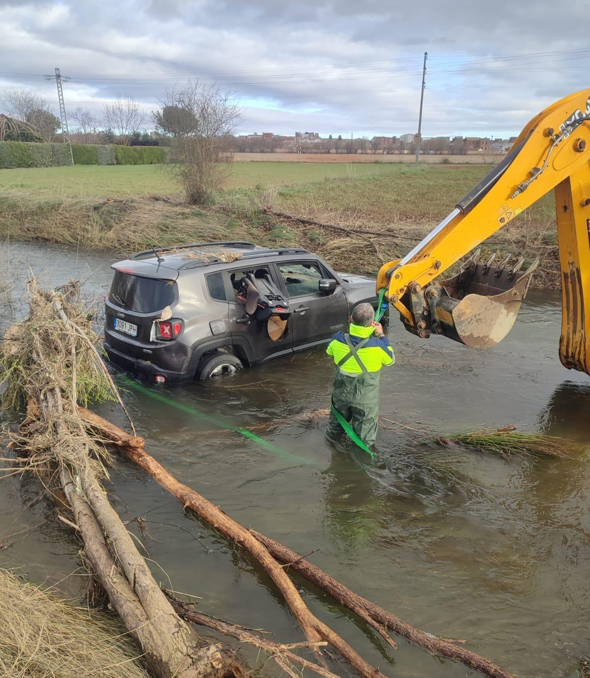 Actuación para sacar un vehículo de un cauce desbordado.