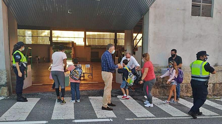 Telmo Martín, a la entrada de un colegio de Sanxenxo.