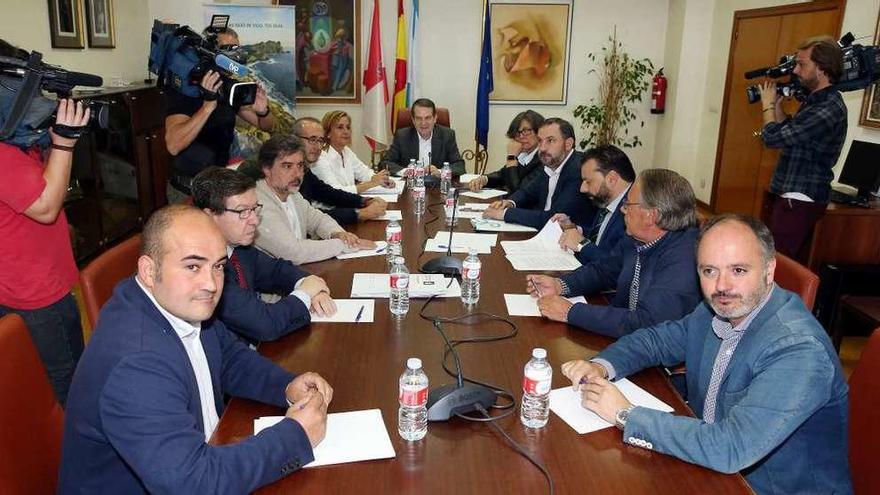El alcalde de Vigo convocó a la presidenta de la Diputación y alcaldes de municipios afectados. // M. G. Brea