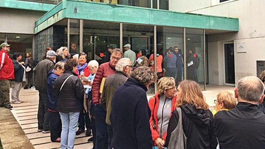 Un grup de gent fent cua a l&#039;entrada dels jutjats de Figueres.