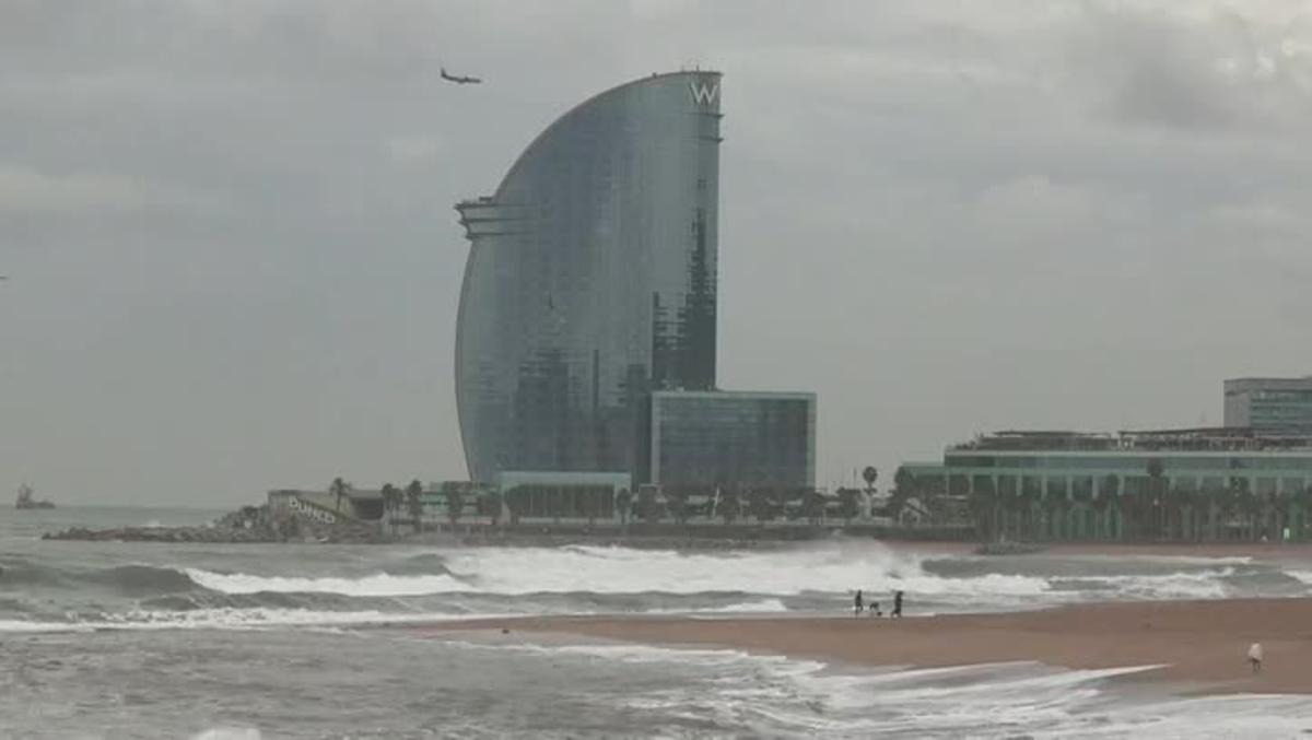 La costa central catalana ha registrado durante la mañana olas que superan los 2,5 metros de altura.