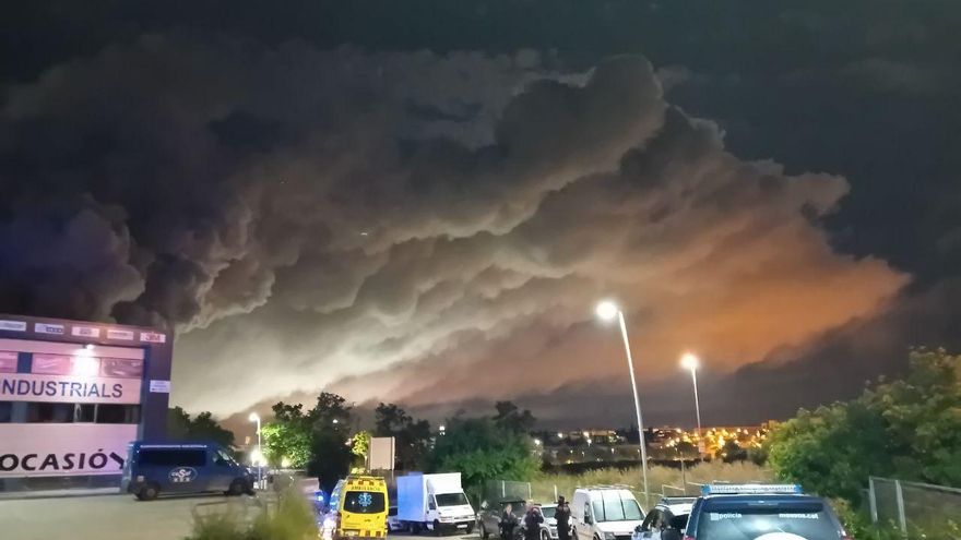 Tres persones ateses pel SEM, una menys greu, pel núvol tòxic de l&#039;empresa incendiada a Vilanova