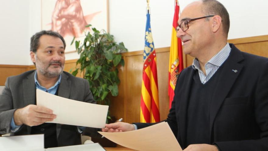 Francesc Sanguino y Manuel Palomar, tras la firma del convenio de colaboración entre la Universidad de Alicante y el Teatro Principal