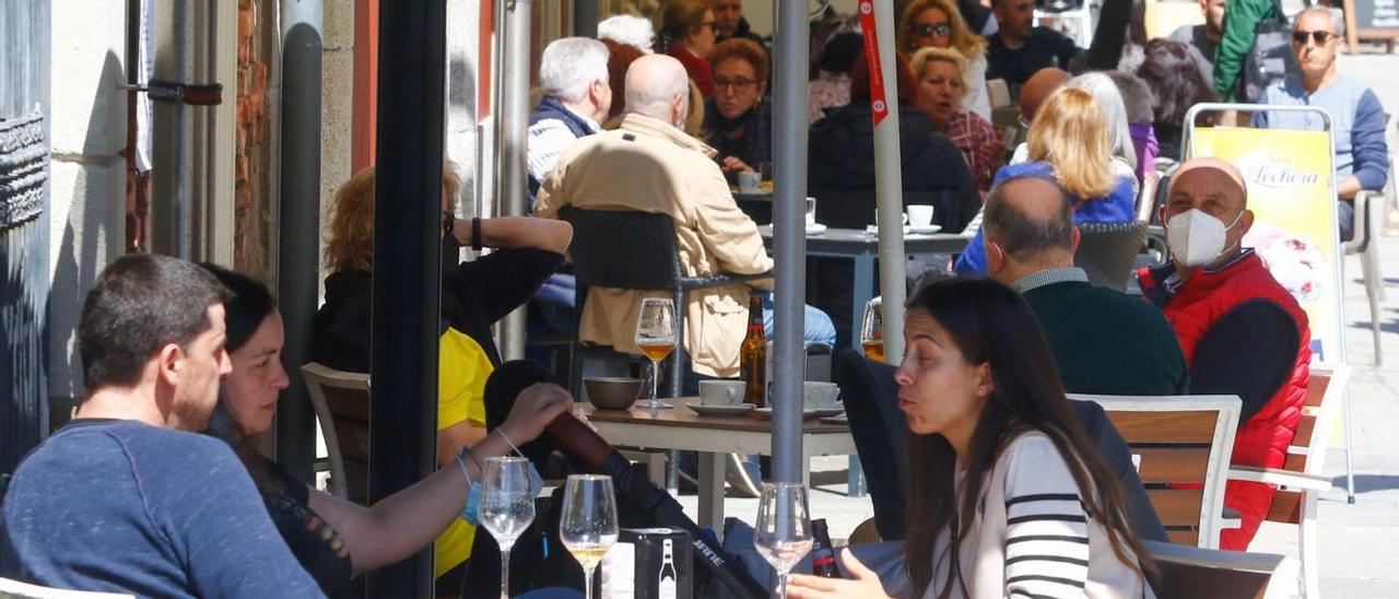 La hostelería y el comercio están entre los sectores fundamentales de la comarca. En la imagen, una terraza en Cambados.