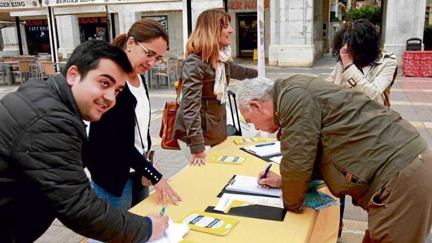 Recogen firmas a favor de la libre elección de lengua