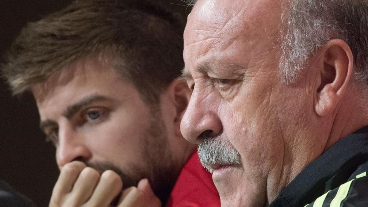 Piqué y Del Bosque en una rueda de prensa de la selección española.