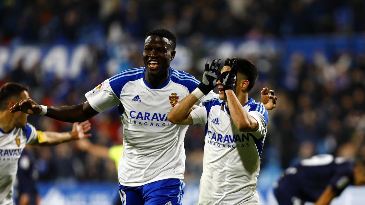 Gueye y Bermejo celebran el segundo gol del Real Zaragoza ante el Ibiza.