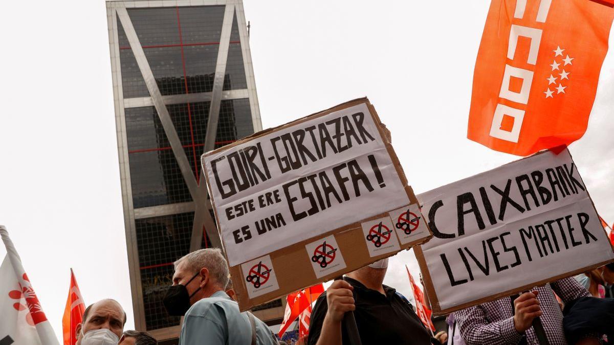 Protesta de trabajadores de CaixaBank frente a la sede madrileña del banco.