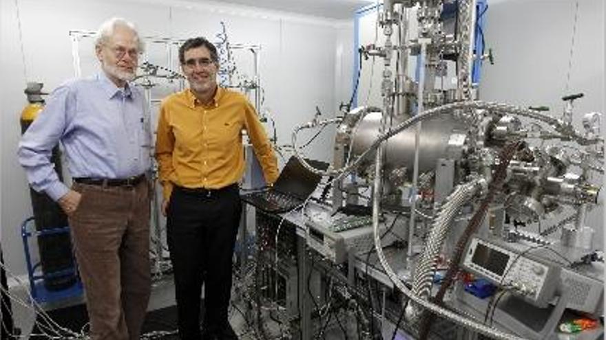 Nygren junto a Gómez Cadenas y un prototipo a escala 1:10 del detector NEXT en el IFIC.
