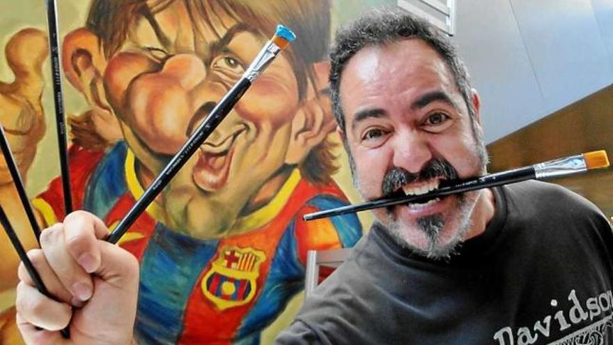 Joan Vizcarra fotografiat davant d&#039;una caricatura de Messi