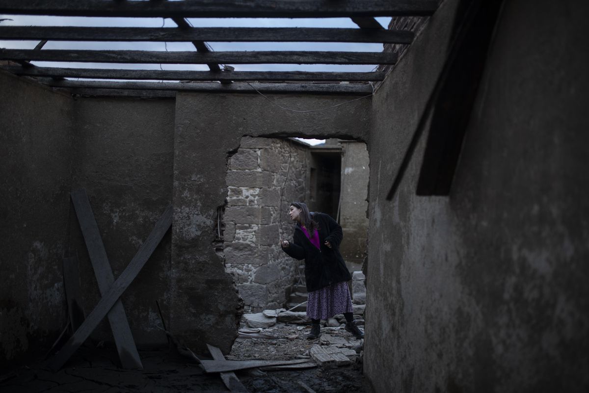 Una visitante contempla casas en ruinas en Aceredo. // BRAIS LORENZO