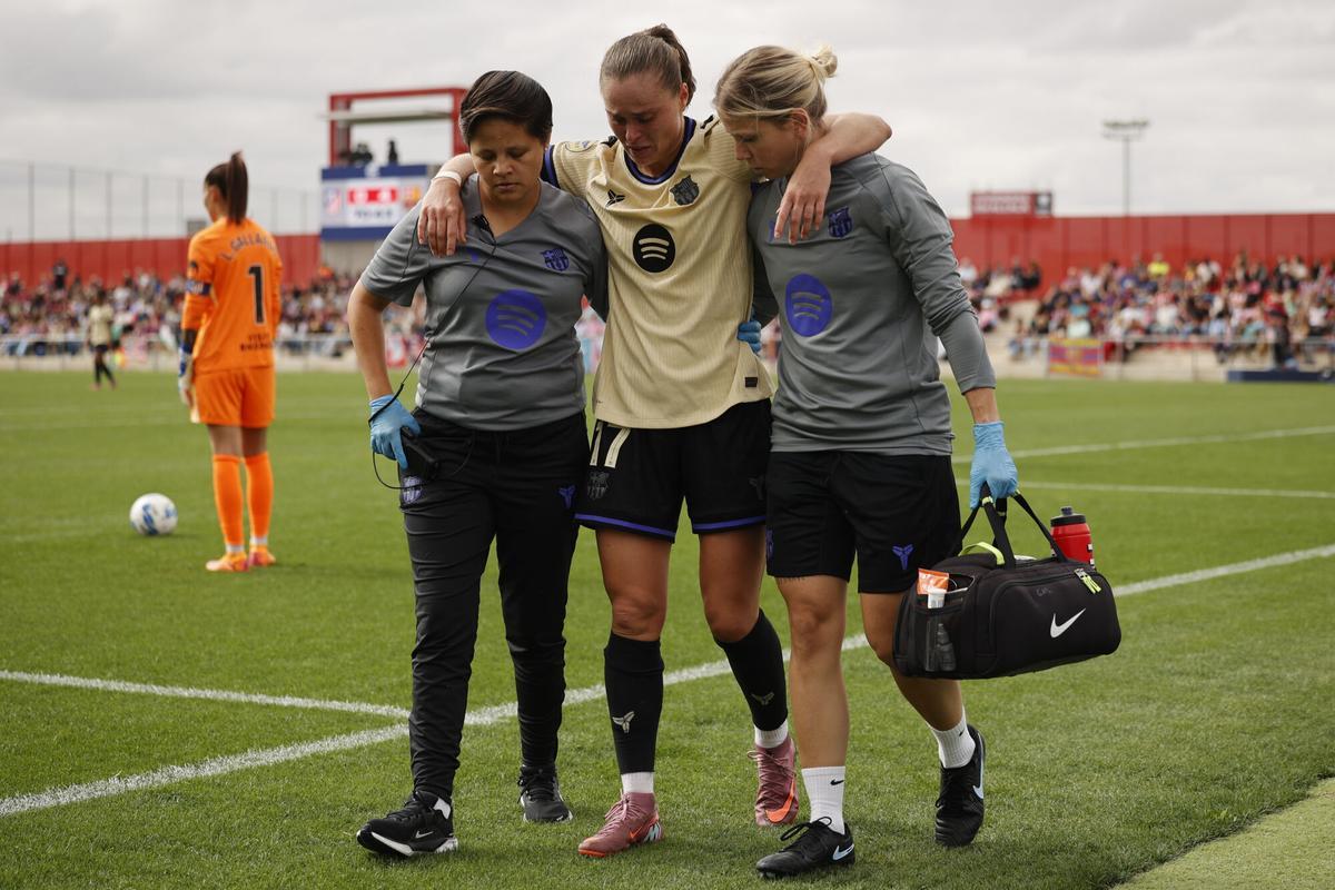 Ewa Pajor se retira del terreno de juego lesionada en la segunda mitad.